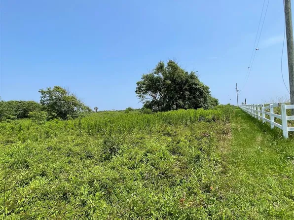 672 Highway 87, Gilchrist, TX 77617