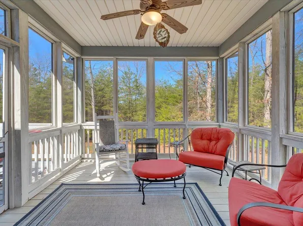 1034 Joffrey Dr, Huddleston, VA 24104