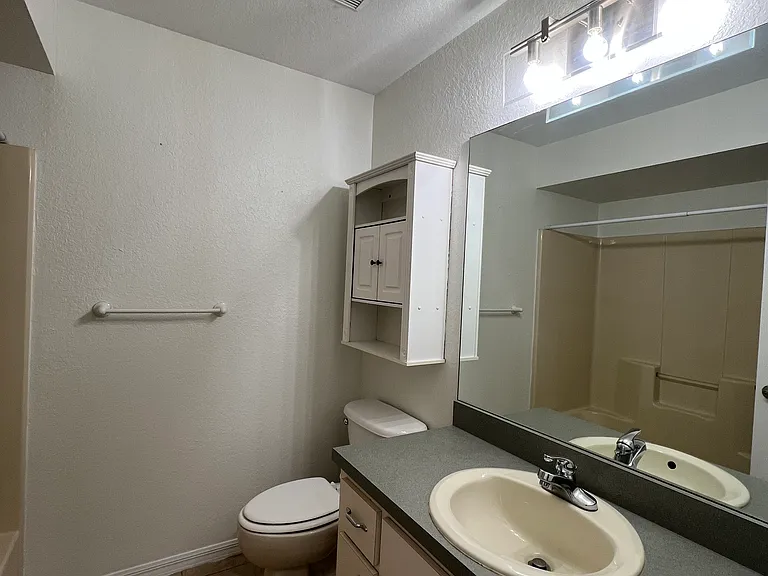 212 E Vermont Ave — Photo 15