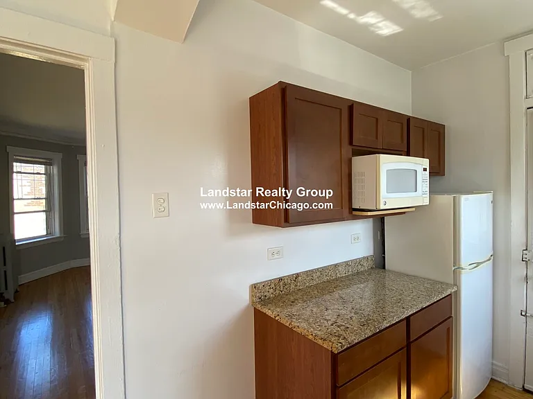 4415 N Rockwell St #3 — Photo 2