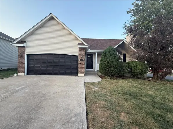 124 E Calico Dr, Raymore, MO 64083