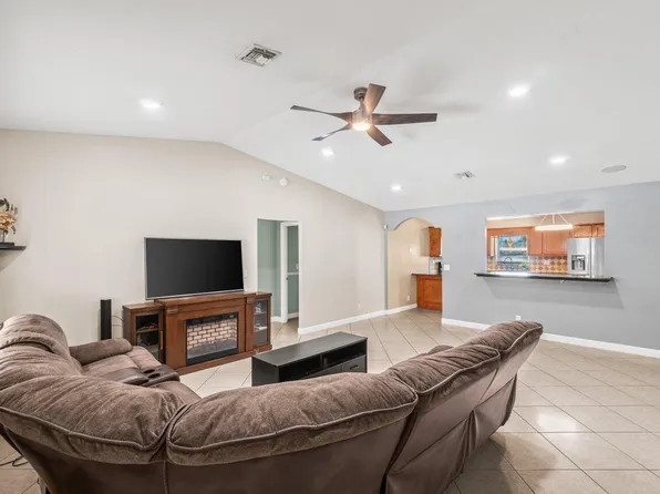 5734 Lincoln Circle E, Greenacres, FL 33463