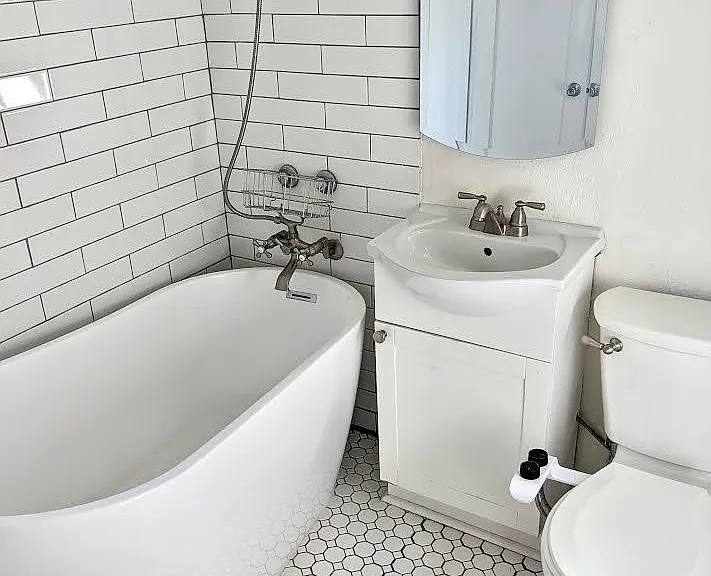 1213 E State St — Photo 13