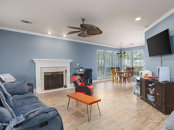 5th image of 101 Southgate Dr