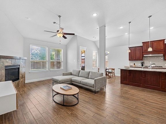 3rd image of 14917 Gentry Dr