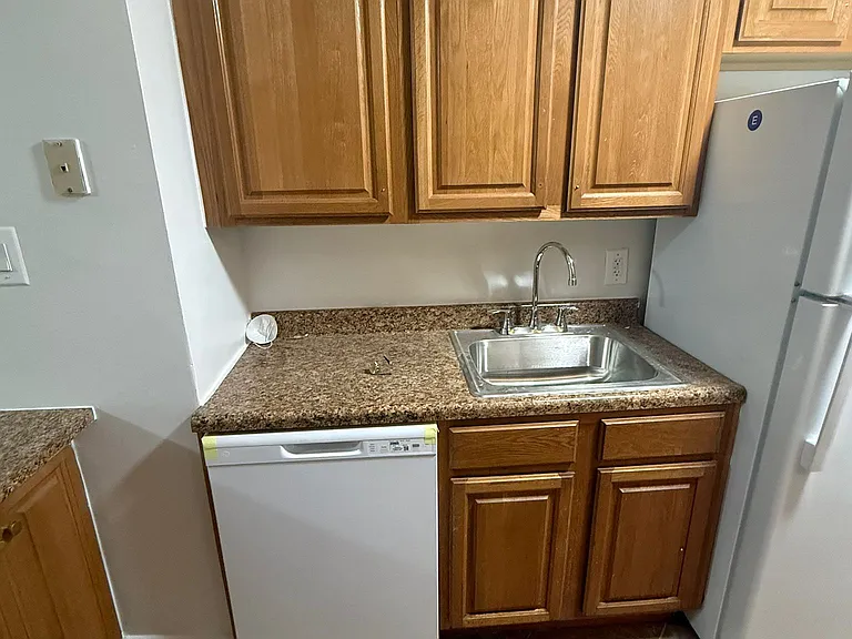 20-72 27th St #1B — Photo 3