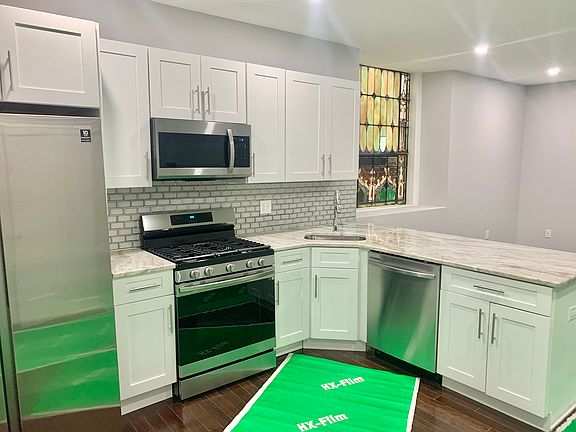 3rd image of 302 Richmond St #11