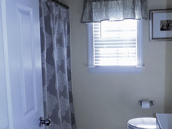 3rd image of 302 Salem Ct