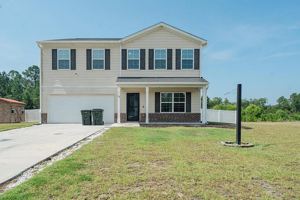 4 bed, 2.5 bath, 2812 sqft, $2,350 — Photo 1