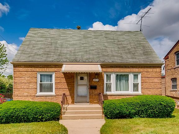 2nd image of 2412 Oak St