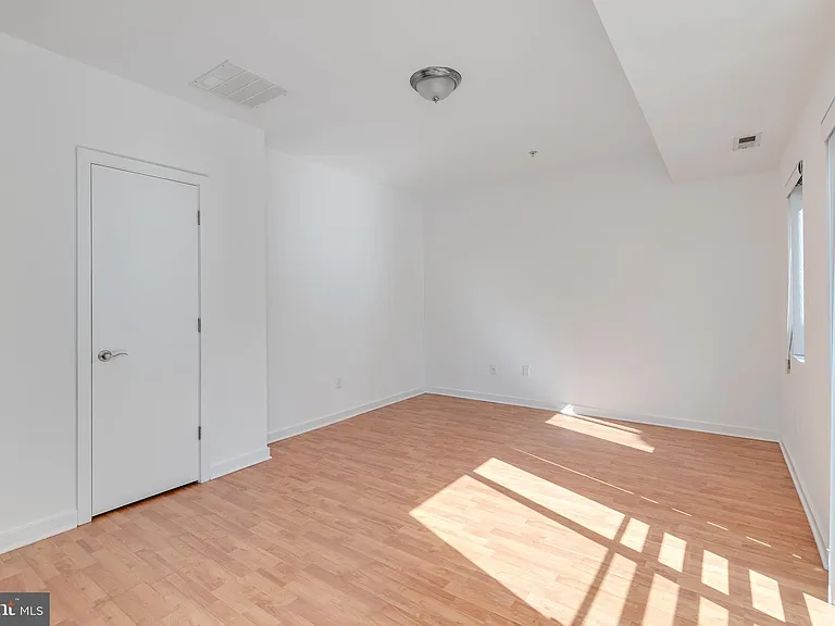 228 W George St #218 — Photo 34