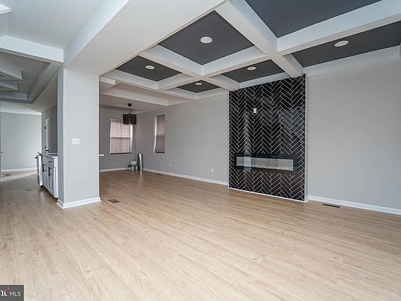 4th image of 2829 Baker St