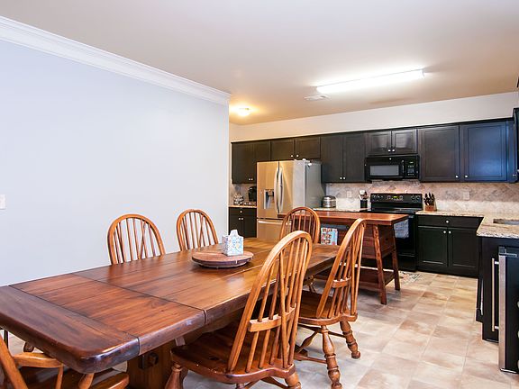 Extra-Large Eat-In Kitchen