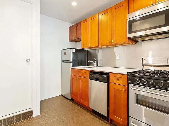 5th image of 125 E 39th St APT 4F