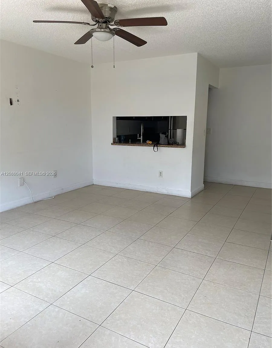 Rozland Condo — Photo 1