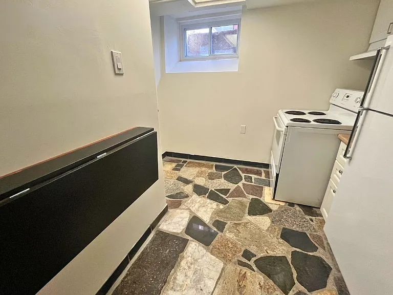 315 Frank St — Photo 24