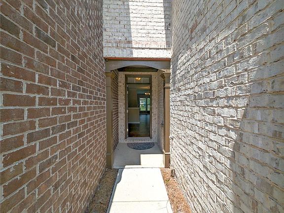 2nd image of 5925 Shiloh Woods Dr
