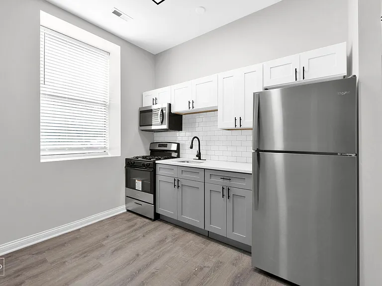801 E Drexel Square — Photo 5