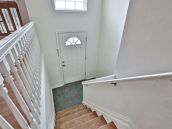 3rd image of 8 N Bellewood Ct