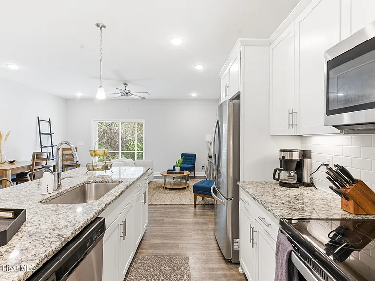 4406 Finch Ln — Photo 10