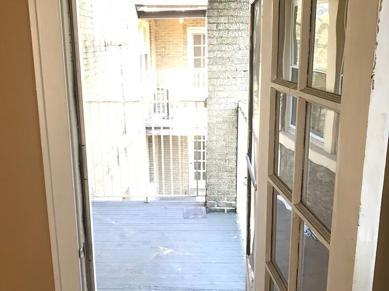 One-Bedroom Unit Available in Walnut Hills - Heat and Water Included — Photo 5
