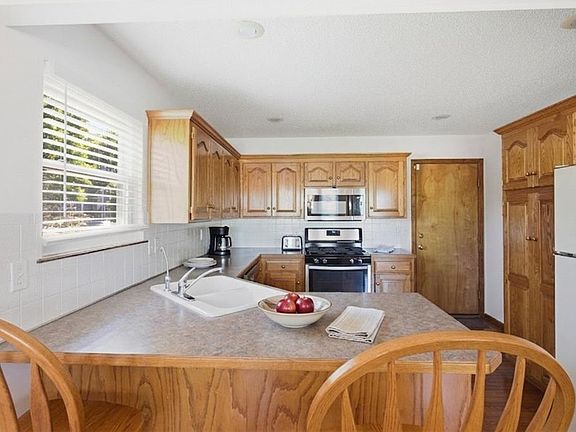 3rd image of 22646 Washington Ave