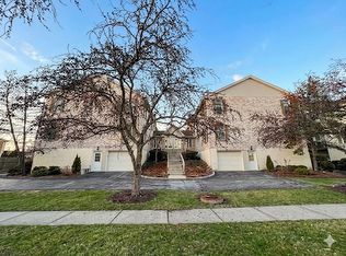 528 Pershing Ave APT D, Glen Ellyn, IL