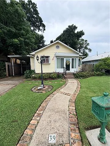 2 bed, 1.0 bath, 901 sqft, $2,000 — Photo 1