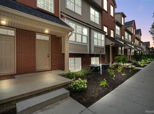 514 Village Ln, Milford, MI 48381