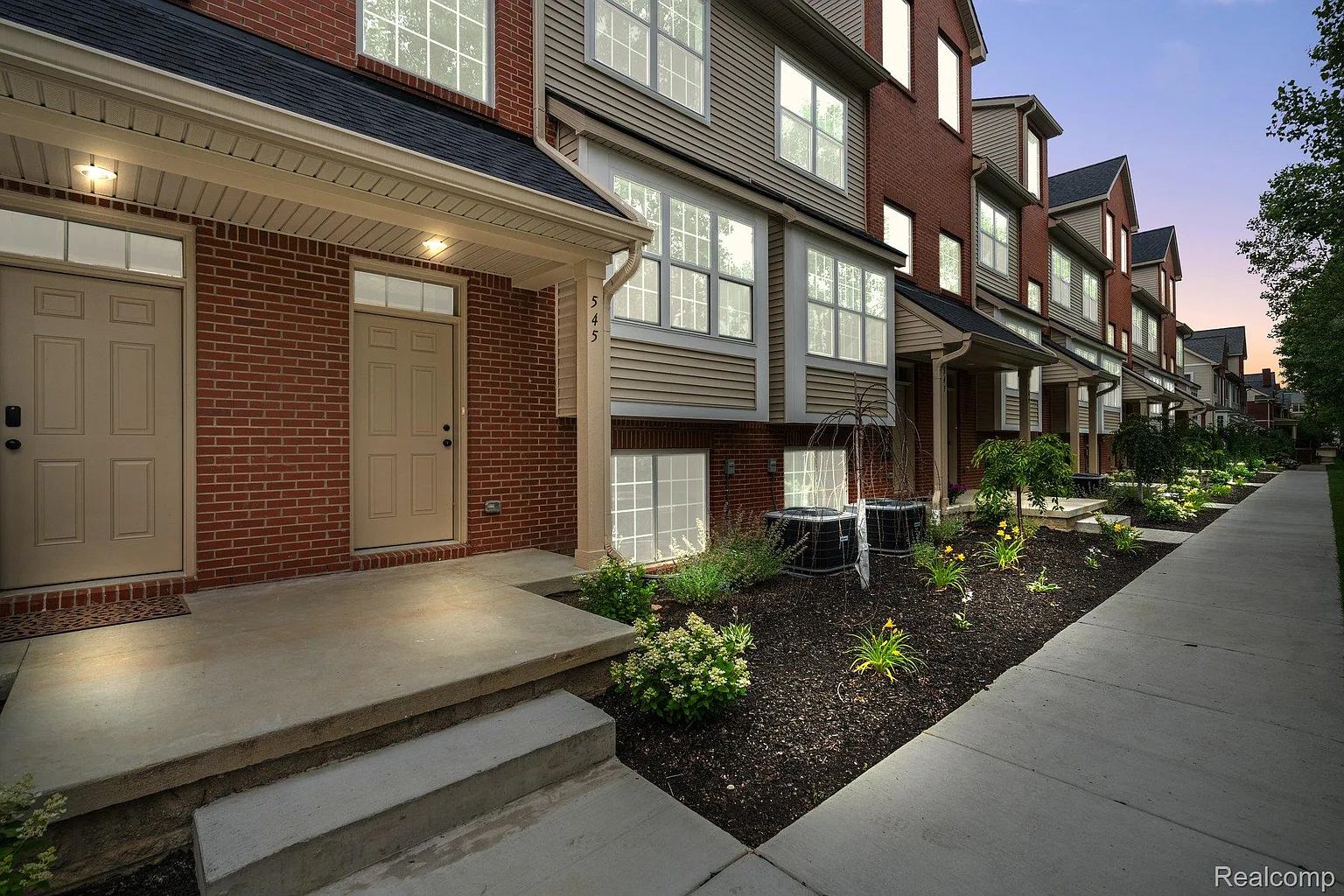 514 Village Ln photo 1