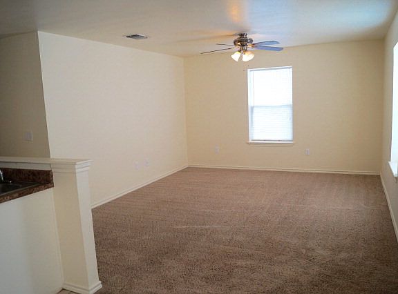 4th image of 900 N Kelly Ave