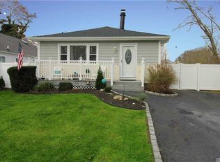 17 Wellwood Dr, Shirley, NY 11967