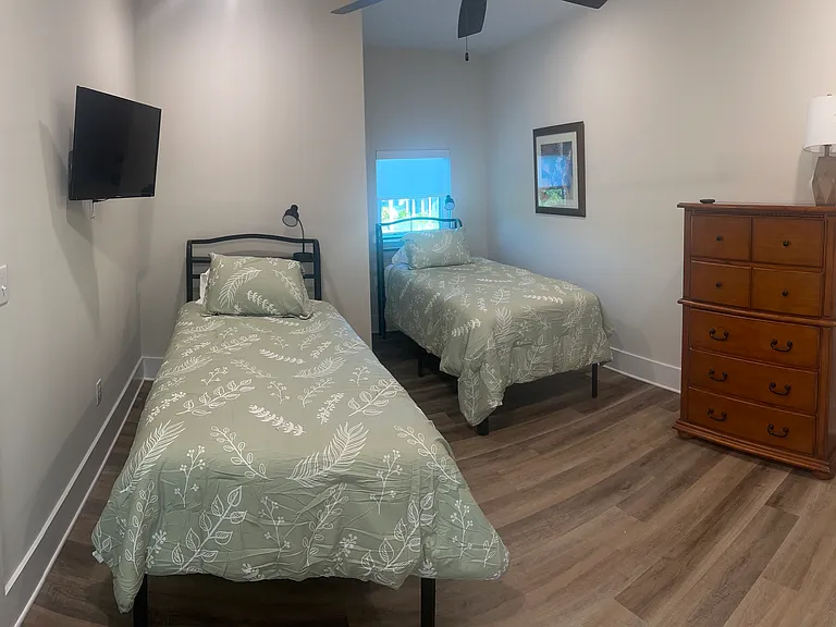 546 Howard Ave — Photo 15