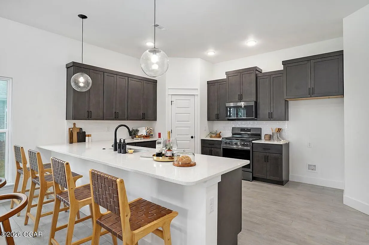 3 bed, 2.0 bath, 1750 sqft, $2,000 — Photo 2