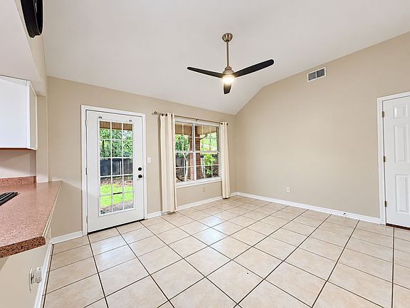 4th image of 632 Banyan Pl