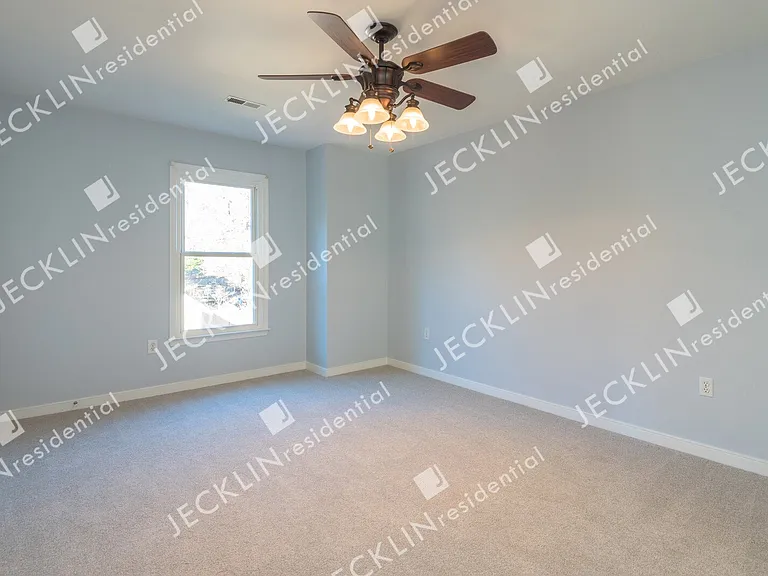 9020 Castle Point Dr — Photo 16