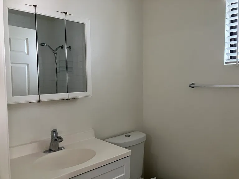 Full bathroom in hallway