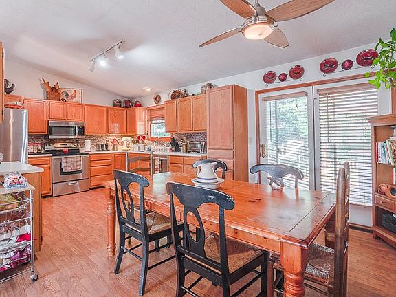 3rd image of 10 Greystone Ct