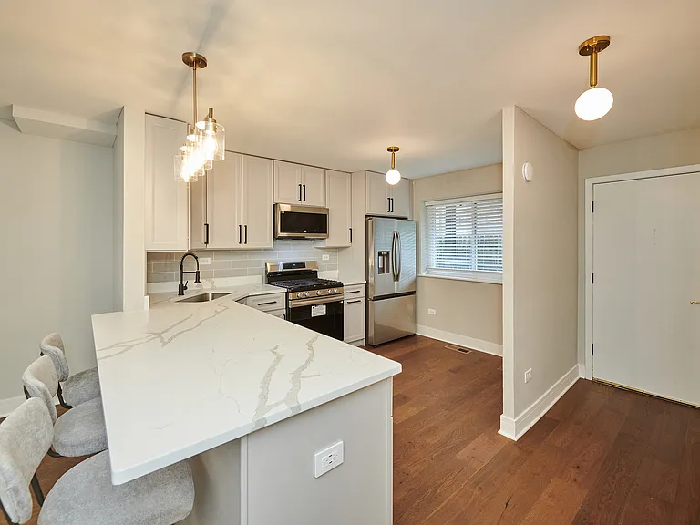7074 N Ridge Blvd #1E — Photo 2