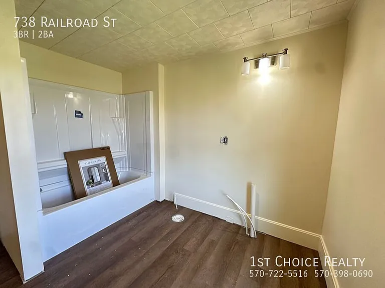 738 Railroad St — Photo 6