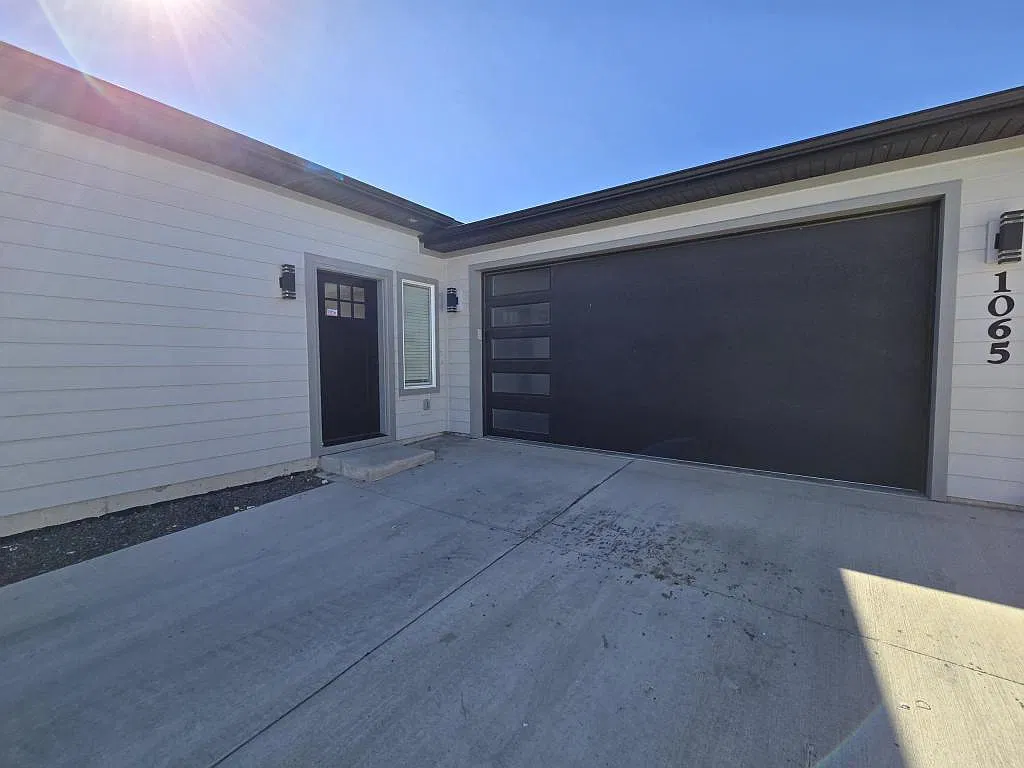 1065 Cheney Dr W — Photo 2