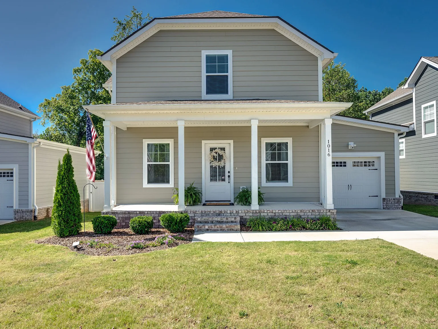 4 bed, 2.5 bath, 1916 sqft, $2,500 — Photo 2