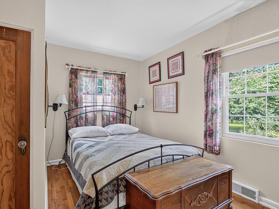 30th image of 1320 Warren Ave