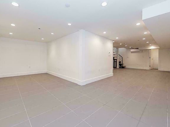 5th image of 831 Willoughby Ave #1F