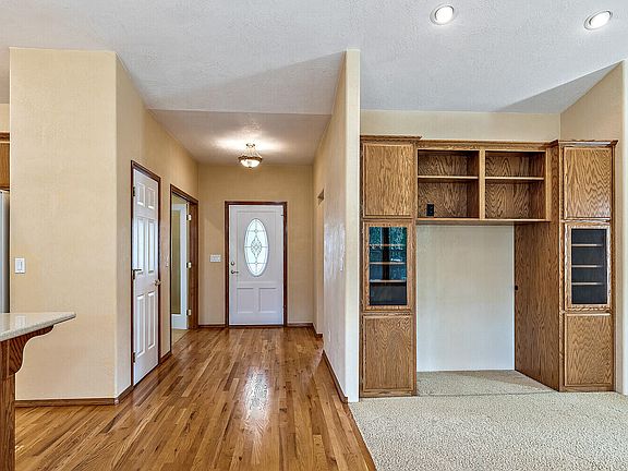 5th image of 639 Oakley St