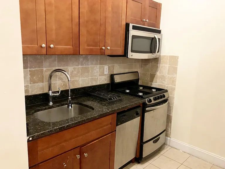 146 E 35th St #4Y — Photo 3