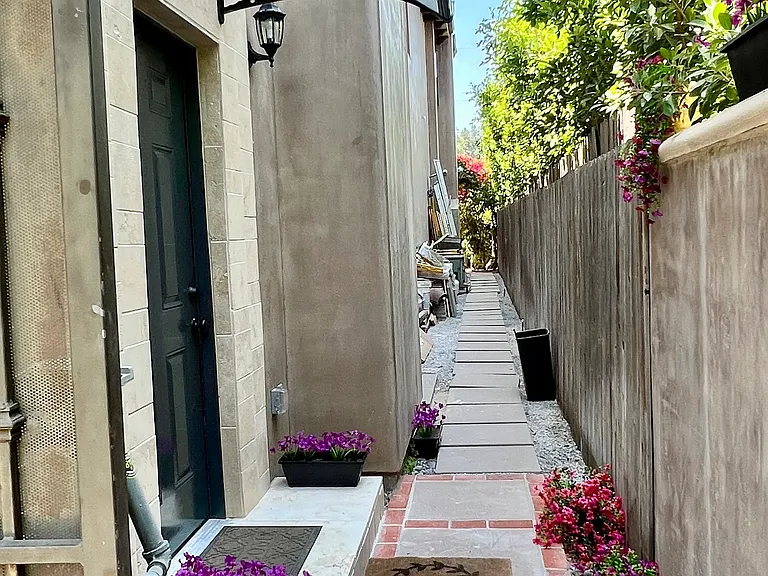 5335 Amigo Ave — Photo 7