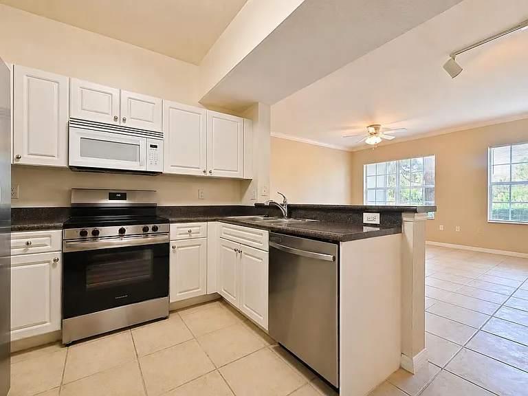 356 SE Rogers Ct — Photo 2