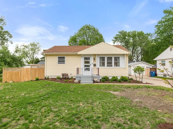 2015 50th Pl, Des Moines, IA 50310