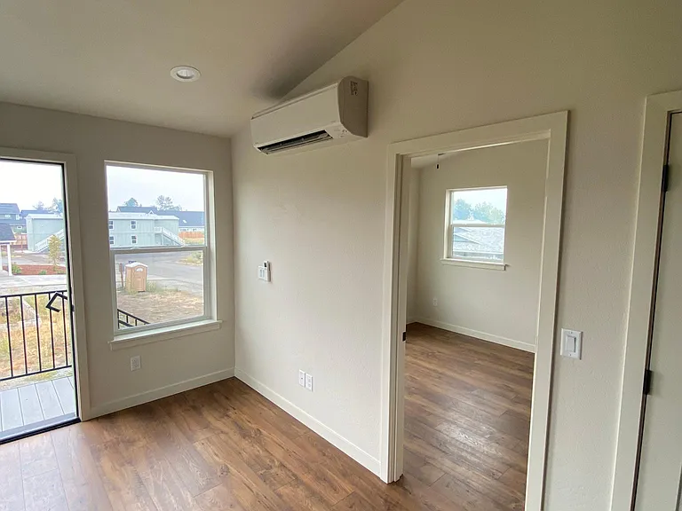 330 Lithia Ave — Photo 3